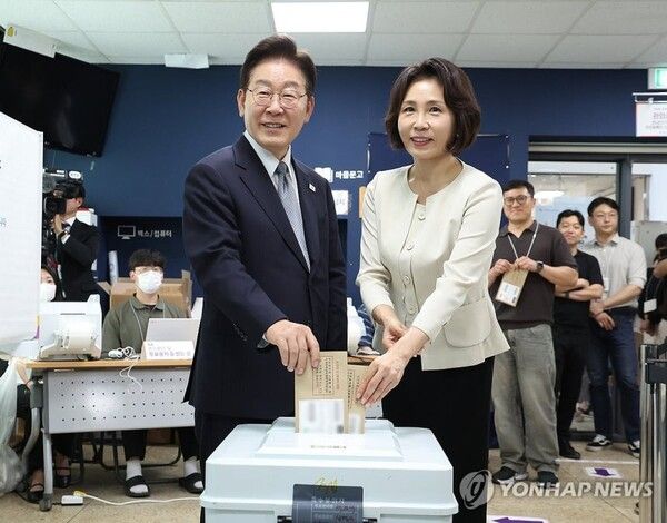 이재명 대통령과 김혜경 여사가 제9회 전국동시지방선거 사전투표 첫날인 29일 서울 종로구 삼청동 주민센터에 마련된 사전투표소에서 투표용지를 투표함에 넣고 있다 [사진=연합뉴스]