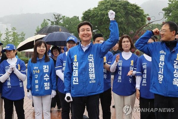 6·3 지방선거와 국회의원 재보궐선거 공식 선거운동 첫날인 21일 오전 울산 중구 태화강국가정원 만남의광장에서 진행된 더불어민주당 출정식에서 전태진 울산남구갑 국회의원 후보가 지지를 호소하고 있다. [사진=연합뉴스]