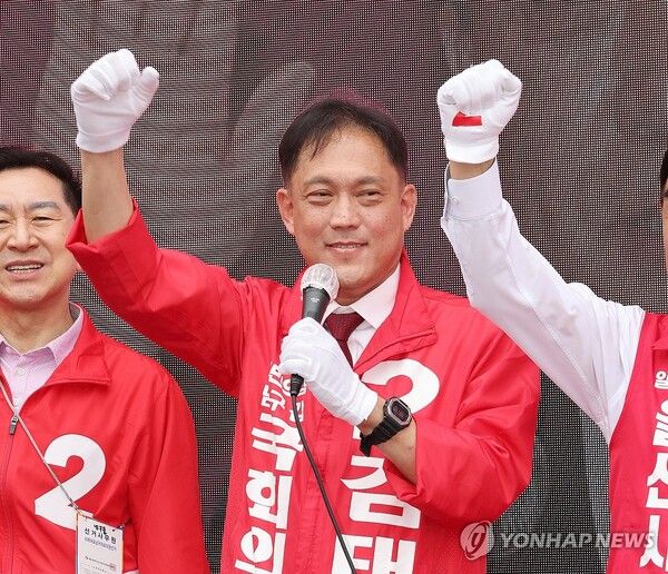 6·3 지방선거와 국회의원 재·보궐선거 공식 선거운동이 시작된 21일 울산시 남구 태화로터리에서 열린 국민의힘 울산시당 출정식에서 김태규 울산 남구갑 국회의원 후보가 지지를 호소하고 있다. [사진=연합뉴스]