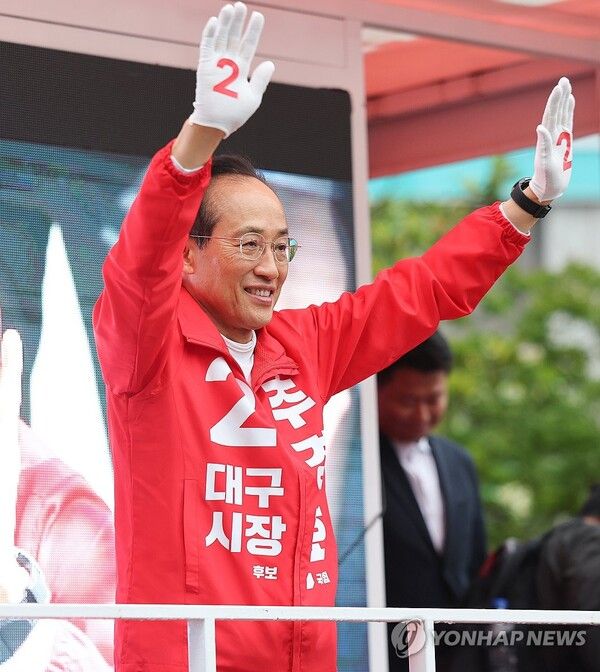 국민의힘 추경호 대구시장 후보가 21일 대구 중구 반월당사거리에서 출근길 시민들에게 인사하고 있다.[사진=연합뉴스]