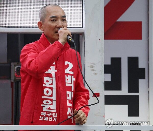 국민의힘 박민식 부산 북갑 국회의원 보궐선거 후보가 23일 오후 부산 북구 도시철도 덕천역 부근에서 유세를 하고 있다.[사진=연합뉴스]