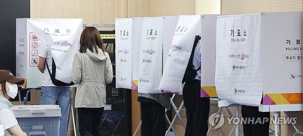 제9회 전국동시지방선거 사전투표 첫날인 29일 오전 인천 연수구 송도1동 행정복지센터에 마련된 사전투표소에서 유권자들이 투표하고 있다 [사진=연합뉴스]