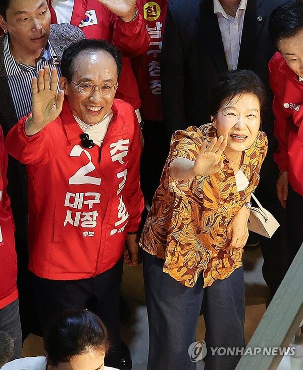 박근혜 전 대통령이 23일 국민의힘 추경호 대구시장 후보의 지원 유세를 위해 대구 북구 칠성시장을 찾아 시민과 상인들에게 인사하고 있다.[사진=연합뉴스]