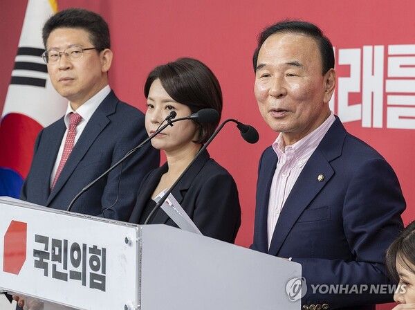 취재진 질문에 답하는 국민의힘 박덕흠 공천관리위원장 [사진=연합뉴스]