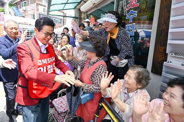 사전 투표 후 첫 행선지로 봉화군을 찾아 군민을 만나고 있는&nbsp;이철우 경북도지사 후보 / 사진=이철우 경북도지사 후보 캠프