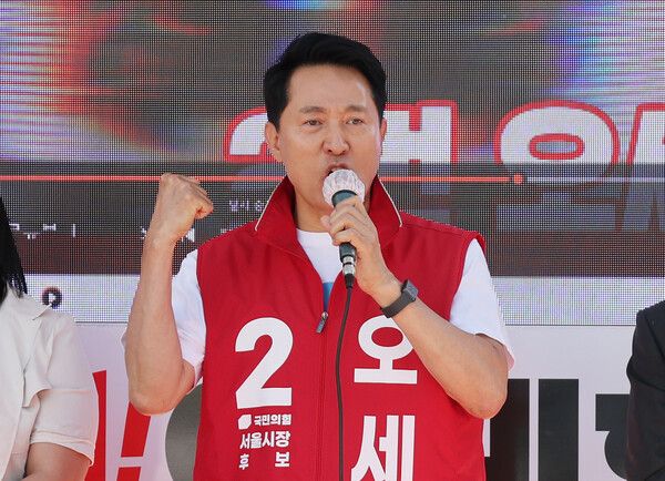 국민의힘&nbsp;오세훈&nbsp;서울시장 후보가 제9회 전국동시지방선거 사전투표 첫날인 29일 서울 서대문구 신촌 일대에서 유세를 하고 있다. [사진=연합뉴스]