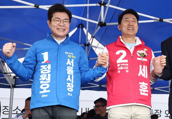 더불어민주당&nbsp;정원오&nbsp;서울시장 후보(왼쪽), 국민의힘&nbsp;오세훈&nbsp;서울시장 후보가 3일 서울 효창운동장에서 열린 서울특별시장기 축구대회 개회식에 참석해 기념촬영을 하고 있다. [사진=연합뉴스]