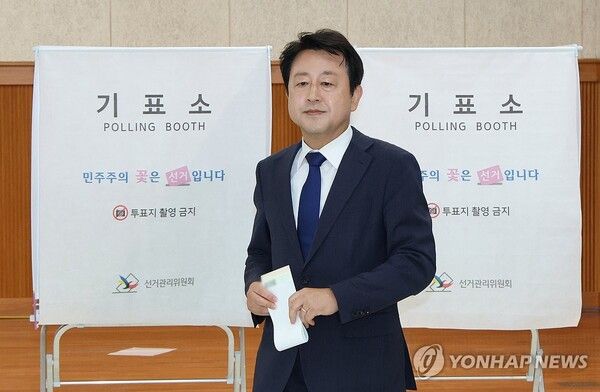더불어민주당 김용남 국회의원 후보가 29일 경기 평택시 안중읍 행정복지센터에서 사전투표를 하고 있다. 2026.5.29 [공동취재]