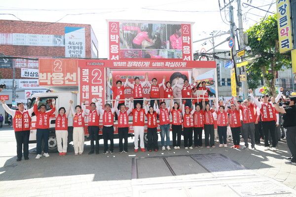 ​국민의힘 박용선 포항시장 후보와 이철우 경북도지사 후보, 포항지역 도·시의원들이 포항 재건을 위해 손을 맞잡고 있다. / 사진=박용선 포항시장 후보 캠프