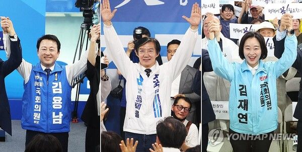 경기 평택을 국회의원 재선거에 출마한 민주·진보 진영 후보들이 16일 경기도 평택시 안중읍 각 후보 선거사무소 열린 개소식에서 기념 촬영을 하고 있다. 왼쪽부터 더불어민주당 김용남, 조국혁신당 조국, 진보당 김재연 후보. 2026.5.16 [사진=연합뉴스]