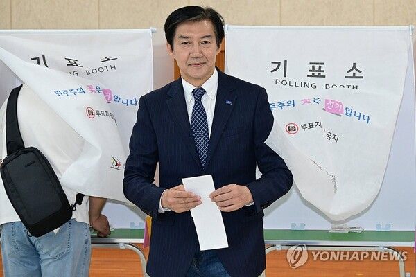 경기 평택을 국회의원 재선거에 출마한 조국혁신당 조국 후보가 29일 경기도 평택시 안중읍 행정복지센터에서 사전투표를 하고 있다. 2026.5.29 [공동취재]