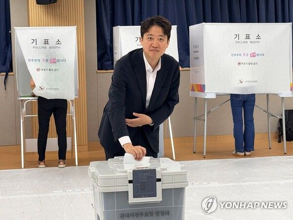 개혁신당 이준석 대표가 29일 경기 화성시 동탄 9동 행정복지센터에 마련된 제9회 전국동시지방선거 사전투표소에서 투표하고 있다. 2026.5.29 [개혁신당 제공. 재판매 및 DB 금지]