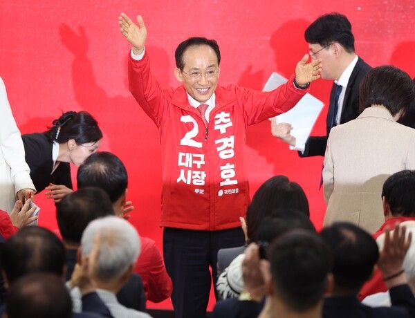 &nbsp;3일 오후 대구 수성구 범어네거리에서 열린 국민의힘&nbsp;추경호&nbsp;대구시장 예비후보 선거사무소 개소식에서 추 예비후보가 참석자들에게 인사하고 있다. [사진=연합뉴스]