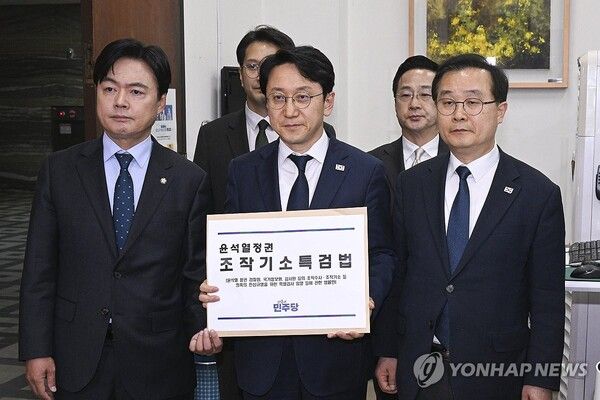 더불어민주당 천준호 원내대표 직무대행과 국정조사특위 위원들이 30일 국회 의안과에 '윤석열 정치검찰 조작기소 진상규명 특검법'을 제출하고 있다. 2026.4.30 [공동취재]