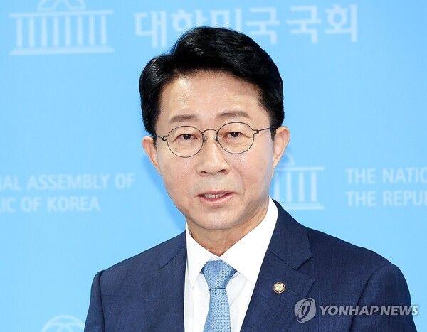더불어민주당 조정식 의원이 4일 국회 소통관에서 국회의장 선거 출마 선언을 한 뒤 기자들의 질문에 답하고 있다. 2026.5.4 [사진=연합뉴스]