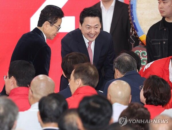 3일 오후 대구 수성구 범어네거리에서 열린 국민의힘 추경호 대구시장 예비후보 선거사무소 개소식에서 장동혁 대표가 참석자들에게 인사하고 있다.[사진=연합뉴스]