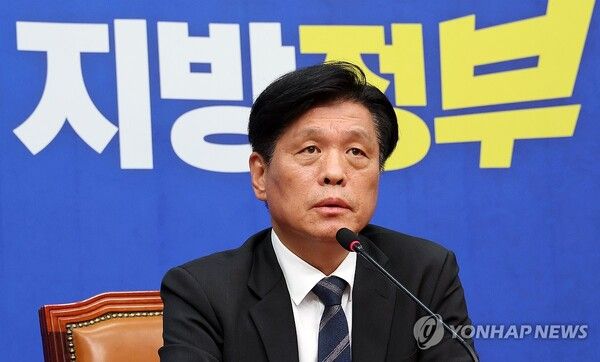 더불어민주당 조승래 사무총장이 4일 국회에서 6·3 지방선거 D-30 기자간담회를 갖고 있다. 2026.5.4 [사진=연합뉴스]