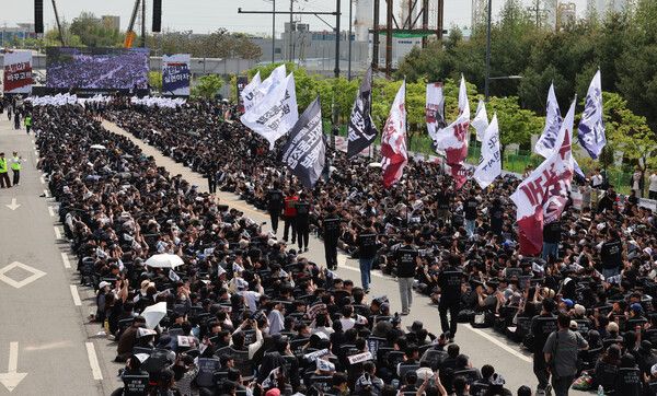 4월 23일 경기도 평택시&nbsp;삼성전자 평택캠퍼스 앞에서&nbsp;삼성전자 노동조합 공동투쟁본부의 '투명하게 바꾸고, 상한폐지 실현하자-4/23 투쟁 결의대회'가 열리고 있다. 2026.4.23 [공동취재]