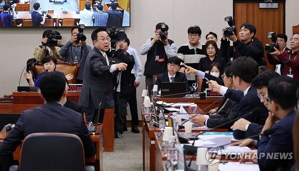 '윤석열 정권 정치검찰 조작기소 의혹 사건 진상규명 국정조사특별위원회' 활동 종료일인 30일 국회에서 열린 전체회의에서 더불어민주당 박성준 간사 등 여야 위원들이 활동 결과보고서 최종본 출력을 두고 충돌하고 있다. 2026.4.30 [사진=연합뉴스]