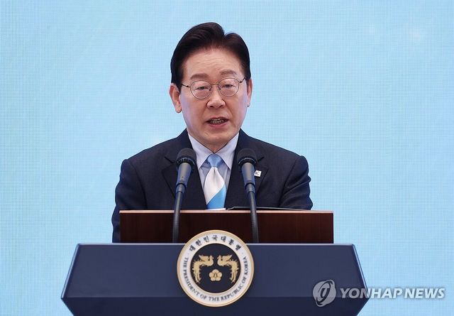 이재명 대통령이 1일 청와대 영빈관에서 열린 노동절 개막식에서 기념사를 하고 있다.[사진 연합뉴스]