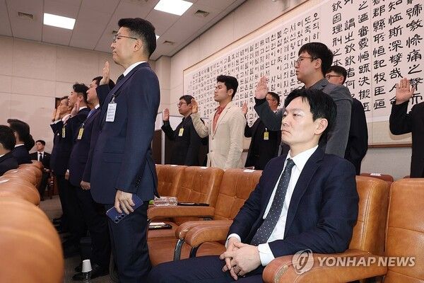 '쌍방울 대북 송금' 사건을 수사했던 박상용 인천지방검찰청 부부장검사가 3일 국회에서 열린 '윤석열정권 정치검찰조작기소 의혹사건 진상규명' 국정조사특별위원회 전체회의에서 증인선서를 거부한 채 증인석에 앉아 있다. 2026.4.3 [사진=연합뉴스]