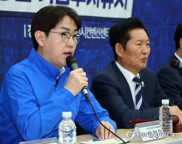 북갑 국회의원 보궐선거 더불어민주당 하정우 예비후보가 4일 오전 부산항 국제전시컨벤션센터에서 열린 부산 현장 최고위원회의에서 발언하고 있다. 2026.5.4 [사진=연합뉴스]