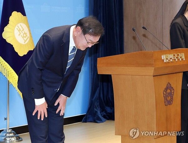 더불어민주당 김태년 의원이 4일 국회 소통관에서 국회의장 선거 출마 기자회견을 하기에 앞서 인사하고 있다. 2026.5.4 [사진=연합뉴스]