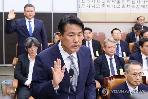 김태효 전 국가안보실 1차장과 유병호 감사원 감사위원(뒷줄)이 21일 국회 '윤석열 정권 정치검찰 조작기소 의혹 사건 진상규명' 국정조사특별위원회에서 열린 서해 공무원 피격·통계조작·'윤석열 명예훼손' 허위보도 조작기소 의혹 사건에 대한 청문회에서 증인 선서를 하고 있다. 2026.4.21 [사진=연합뉴스]