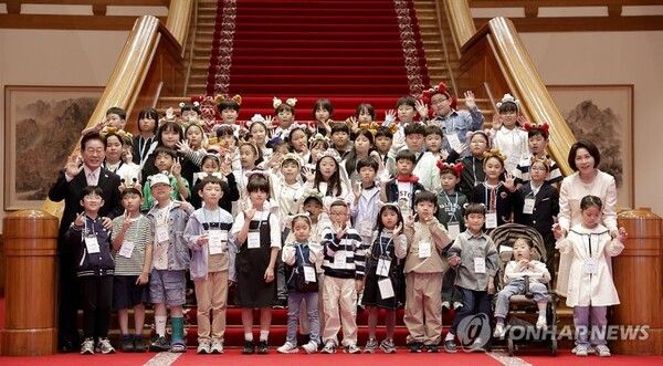 이재명 대통령과 김혜경 여사가 5일 청와대 본관에서 어린이날 초청행사 참석 어린이들과 기념촬영을 하고 있다 [사진=연합뉴스]