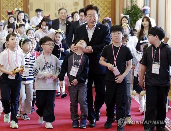 어린이들과 국무회의장 향하는 이재명 대통령 부부 [사진=연합뉴스]