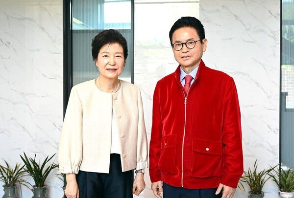 국민의힘 이철우 경북도지사 후보(왼쪽)와 박근혜 前 대통령 / 사진=이철우 경북도지사 후보 캠프