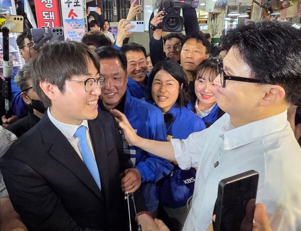 &nbsp;６·3 지방선거와 함께 치러지는 부산 북갑 보궐선거에 출마하는&nbsp;하정우&nbsp;전 청와대 AI 수석과&nbsp;한동훈&nbsp;전 국민의힘 대표가 4월 29일 오후 부산 북구 구포시장에서 유세를 펼치던 중 만나 인사하고 있다. [사진=연합뉴스]