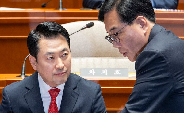 국민의힘&nbsp;장동혁&nbsp;대표와&nbsp;송언석&nbsp;원내대표가 6일 국회에서 열린 의원총회에서 대화하고 있다. [사진=연합뉴스]