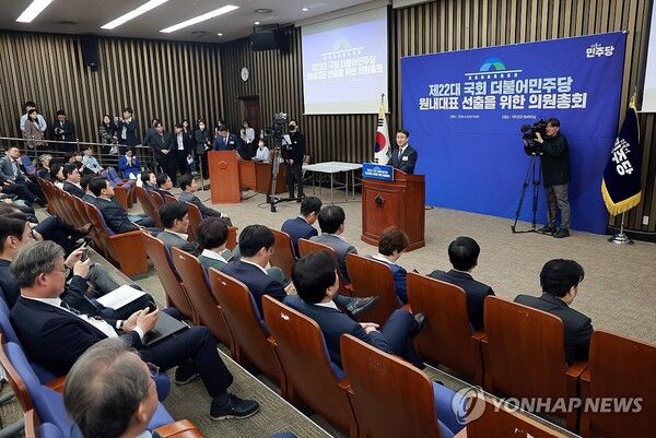 더불어민주당 원내대표 선거에 단독 입후보한 한병도 의원이 6일 국회에서 열린 제3기 원내대표 선출 의원총회에 참석해 정견발표하고 있다. 2026.5.6 [사진=연합뉴스]