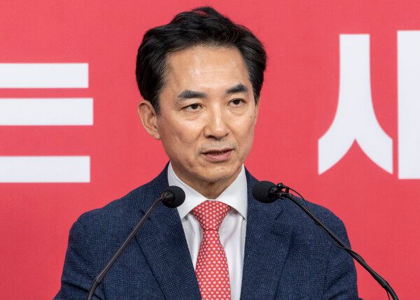 &nbsp;6·3 재보선 부산 북구 갑 선거구에 국민의힘 공천이 확정된&nbsp;박민식&nbsp;전 국가보훈부 장관이 5일 서울 여의도 중앙당사에서 열린 기자회견에서 취재진 질문에 답하고 있다. [사진=연합뉴스]