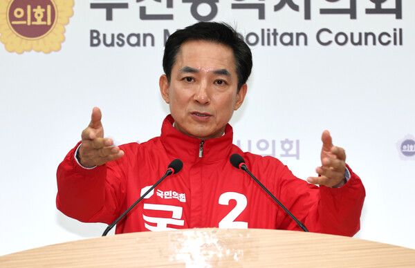 &nbsp;국민의힘&nbsp;박민식&nbsp;부산 북구갑 국회의원 선거 후보가 6일 오전 시의회 브리핑룸에서 출마 기자회견을 갖고 질문에 답하고 있다. [사진=연합뉴스]