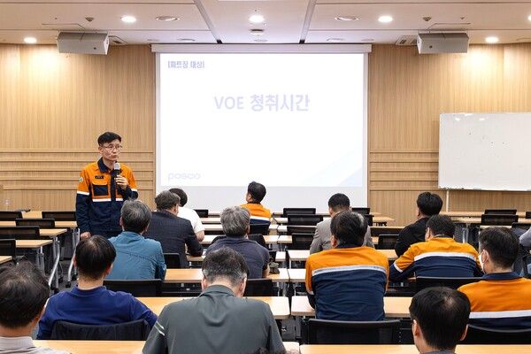 포항제철소 안전방재그룹 관계자가 안전 VOE 청취시간을 진행하고 있다. / 사진=포스코