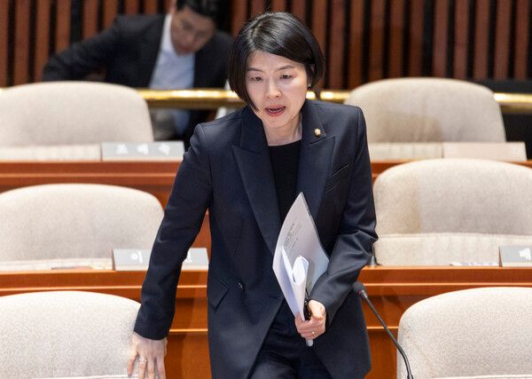 국민의힘&nbsp;한지아&nbsp;의원이 6일 국회에서 열린 의원총회에 참석해 자리에 앉고 있다.[사진=연합뉴스]