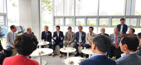 국민의힘 이철우 경상북도지사 후보가&nbsp;'제54회 어버이날 기념식'을 찾아 참석자들과 인사하고 자신이 발표한 어르신 복지에 대한 설명을 하고 있다. / 사진=이철우 경상북도지사 후보 캠프