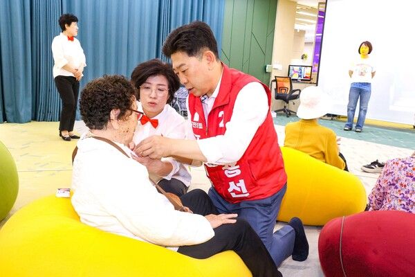 박용선 국민의힘 포항시장 후보와 부인이 어르신을 돌보고 있다. / 사진=박용선 포항시장 후보 캠프