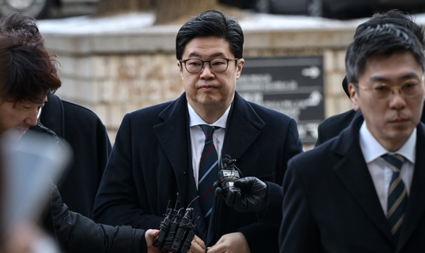 '홈플러스 사태'와 관련해 1천억원대 사기 혐의를 받는 김병주 MBK파트너스 회장이 구속 전 피의자 심문(영장실질심사)를 위해 지난 1월 13일 서울 서초구 서울중앙지방법원에 들어서고 있다. [사진=연합뉴스]