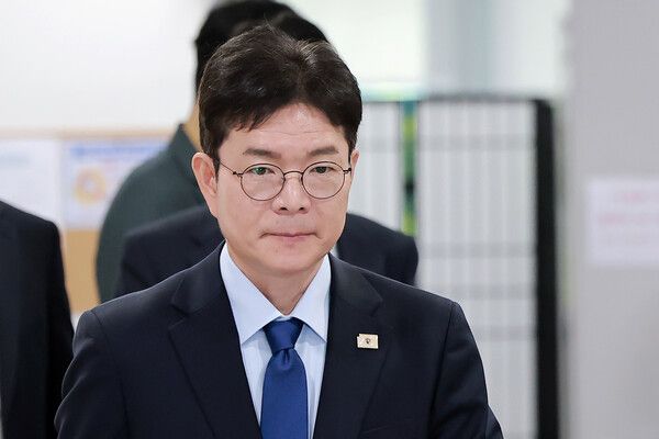 &nbsp;더불어민주당&nbsp;정원오&nbsp;서울시장 후보가 7일 국회 소통관에서 교통 공약을 발표하기 위해 기자회견장으로 향하고 있다.[사진=연합뉴스]