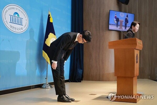 국민의힘에서 제명된 한동훈 전 대표가 1월 29일 국회 소통관에서 제명 결정과 관련해 기자회견하기에 앞서 인사하고 있다.[사진=연합뉴스]