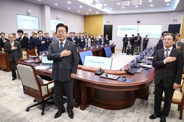 이재명&nbsp;대통령이 7일 청와대 여민관에서 열린 수석보좌관회의에서 국민의례를 하고 있다. [사진=연합뉴스]
