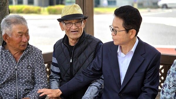 안동 구경에 나선 80대 중반의 포항 어르신들과 만나고 있는&nbsp;&nbsp;이철우 경상북도지사 후보 / 사진=이철우 경상북도지사 후보 캠프