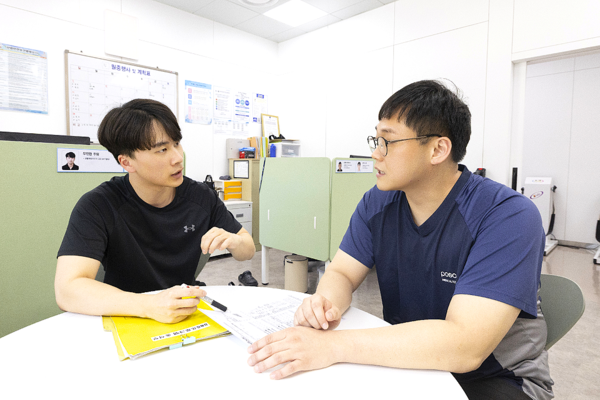 포스코 포항제철소 한 직원이 트레이너와&nbsp;1:1 맞춤 상담을 진행하고 있다. / 사진=포스코