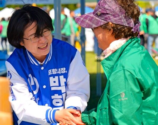 더불어민주당 박희정 포항시장 후보가 어버이날을 앞둔 7일 대한노인회 포항시지회를 방문해 애로사항 등&nbsp;의견을 청취했다. / 사진=박희정 포항시장 후보 캠프
