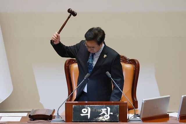 우원식 국회의장은 8일 개헌안 최종 재표결을 위한 개헌안 재상정을 포기했다. 결국 내란청산을 위한 '원포인트 개헌안'의 지방선거-국민투표 동시선거는 중단되었다. 우 의장이 국회에서 열린 5월 임시국회 제2차 본회의 산회를 선포하고 있다. [사진=연합뉴스]