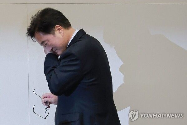 우원식 국회의장이 8일 국회에서 열린 5월 임시국회 제2차 본회의 산회를 선포한 뒤 의장석에서 내려가고 있다.[사진=연합뉴스]