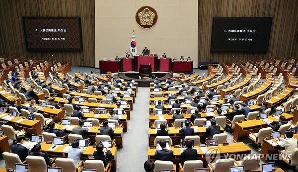 국회가 지난 7일 본회의에서 '북극항로 활용 촉진 및 연관산업 육성에 관한 특별법'을 통과시켰다. 이번 특별법에는 국무총리 소속 북극항로위원회 설치와 북극항로 연관 산업 육성 방안 등이 담겼다. [사진=연합뉴스]